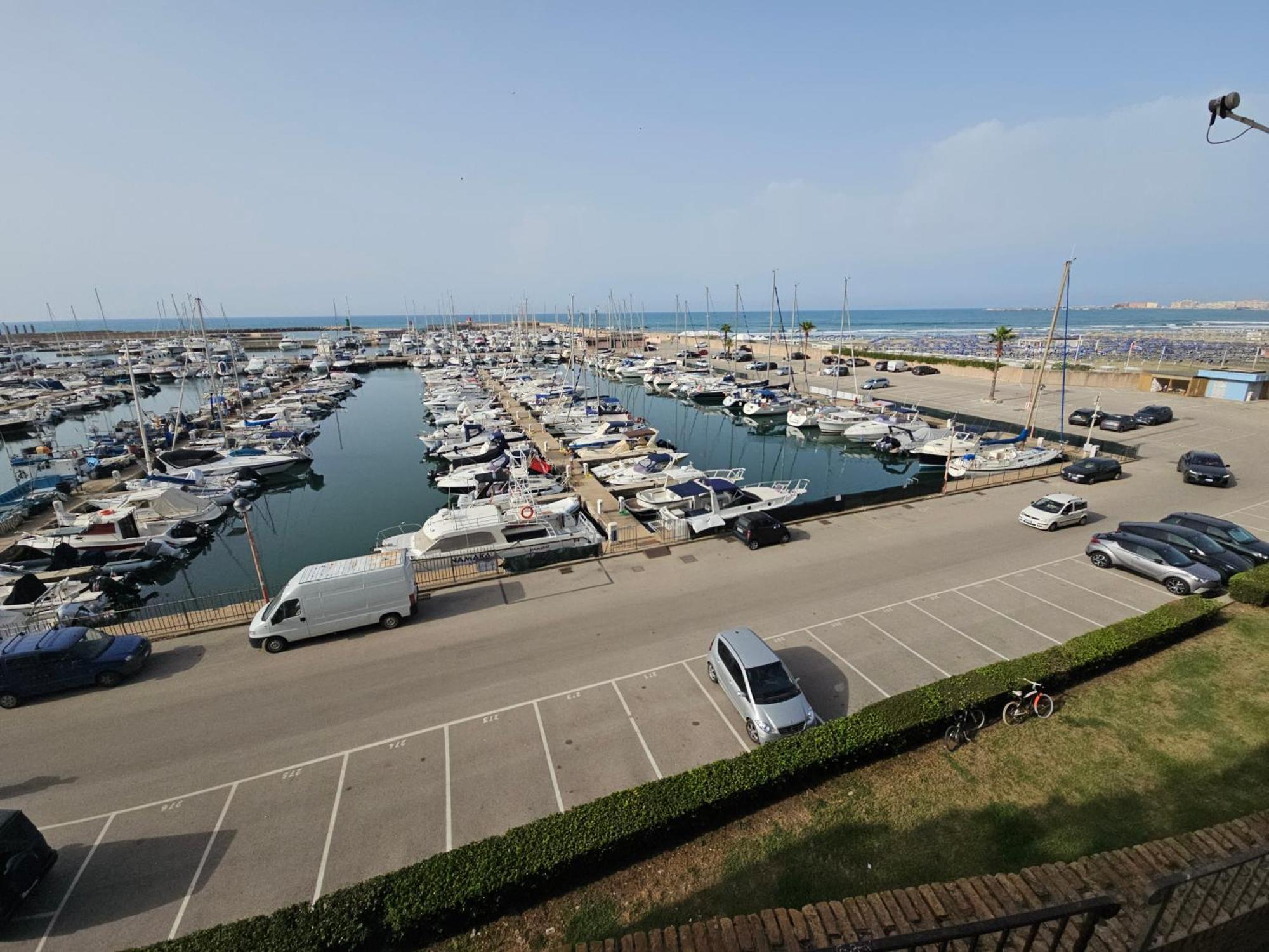 Terrazza A Nettuno E Chiesa Giubilare Santa Maria Goretti Ngoại thất bức ảnh